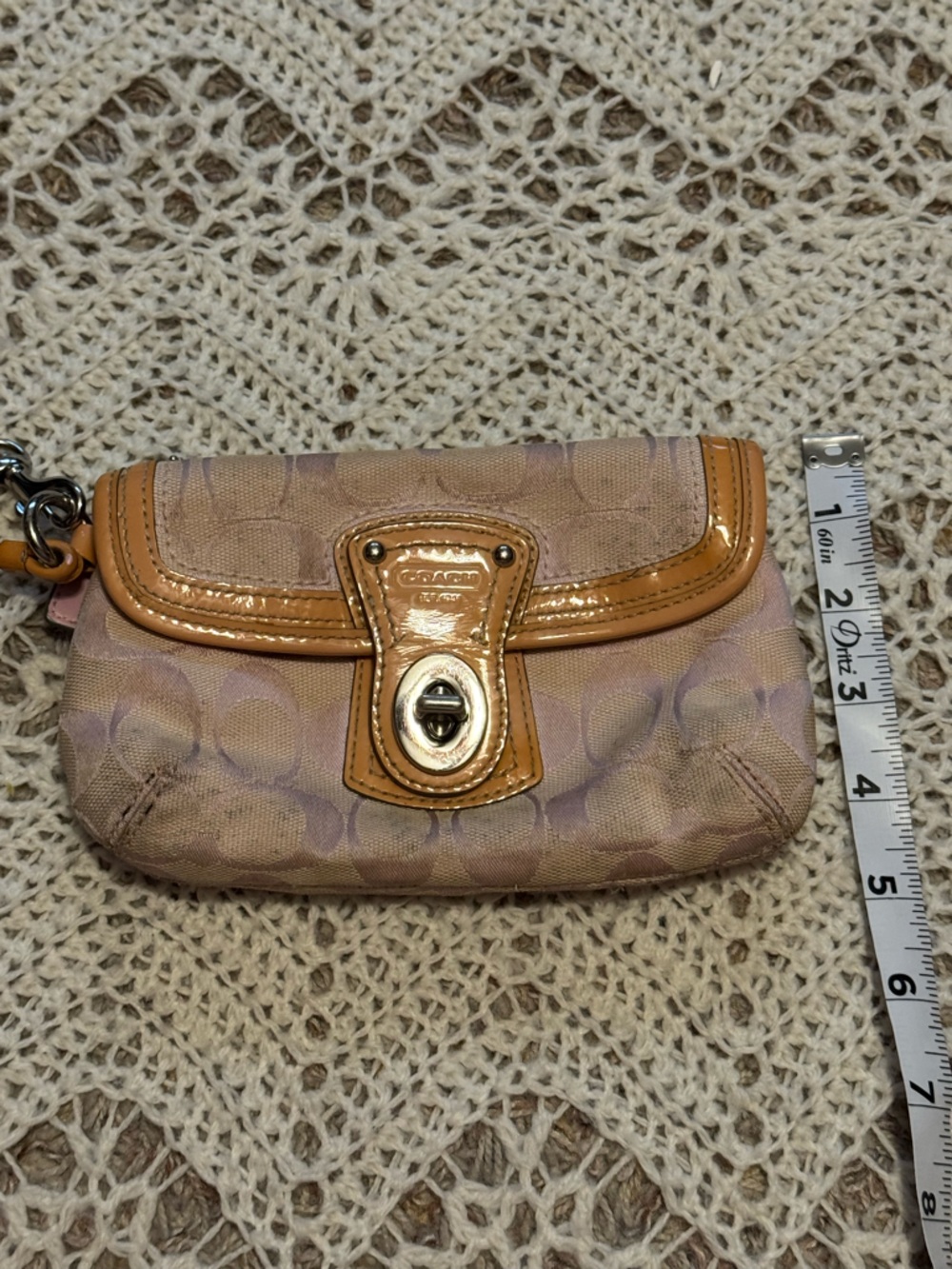 Vintage Coach Legacy Signature Turnlock Flap Wristlet Pink Jacquard Tan Leather - Picture 9 of 9